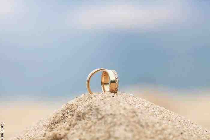 Foto di anelli per illustrare cosa significa sognare l'oro