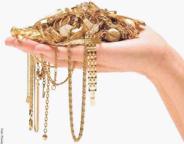 Immagine di una mano che tiene dei gioielli per illustrare cosa significa sognare l'oro