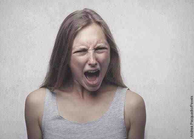 Foto di una donna che urla