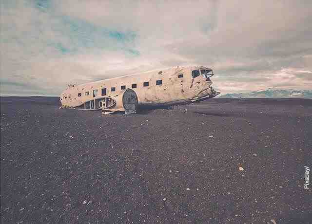 Foto del relitto di un aereo nel deserto
