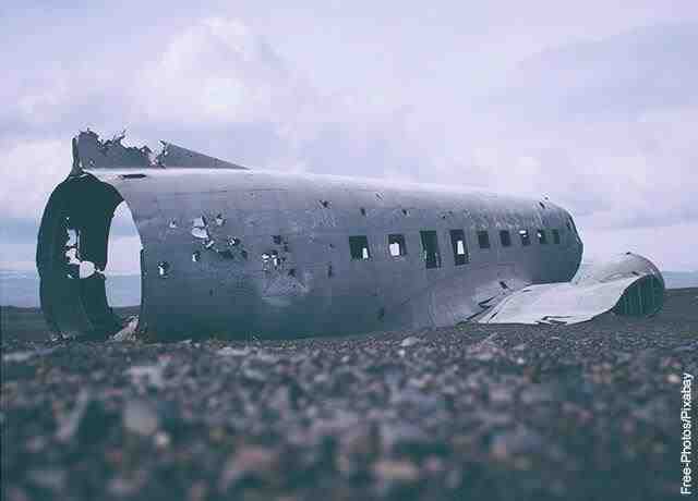 Foto del pezzo di un aereo abbandonato a terra
