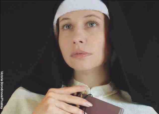 Foto di una suora con una bibbia in mano