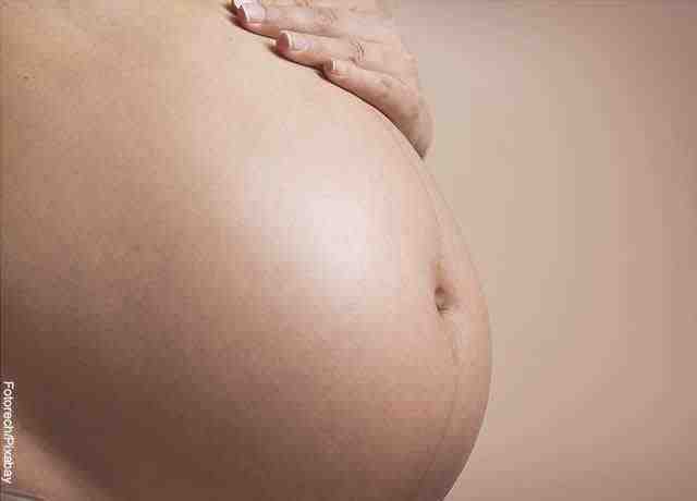 Foto di una pancia incinta che mostra cosa vuol dire sognare le suore
