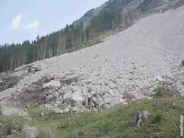 Immagine di una valanga di pietre su una montagna